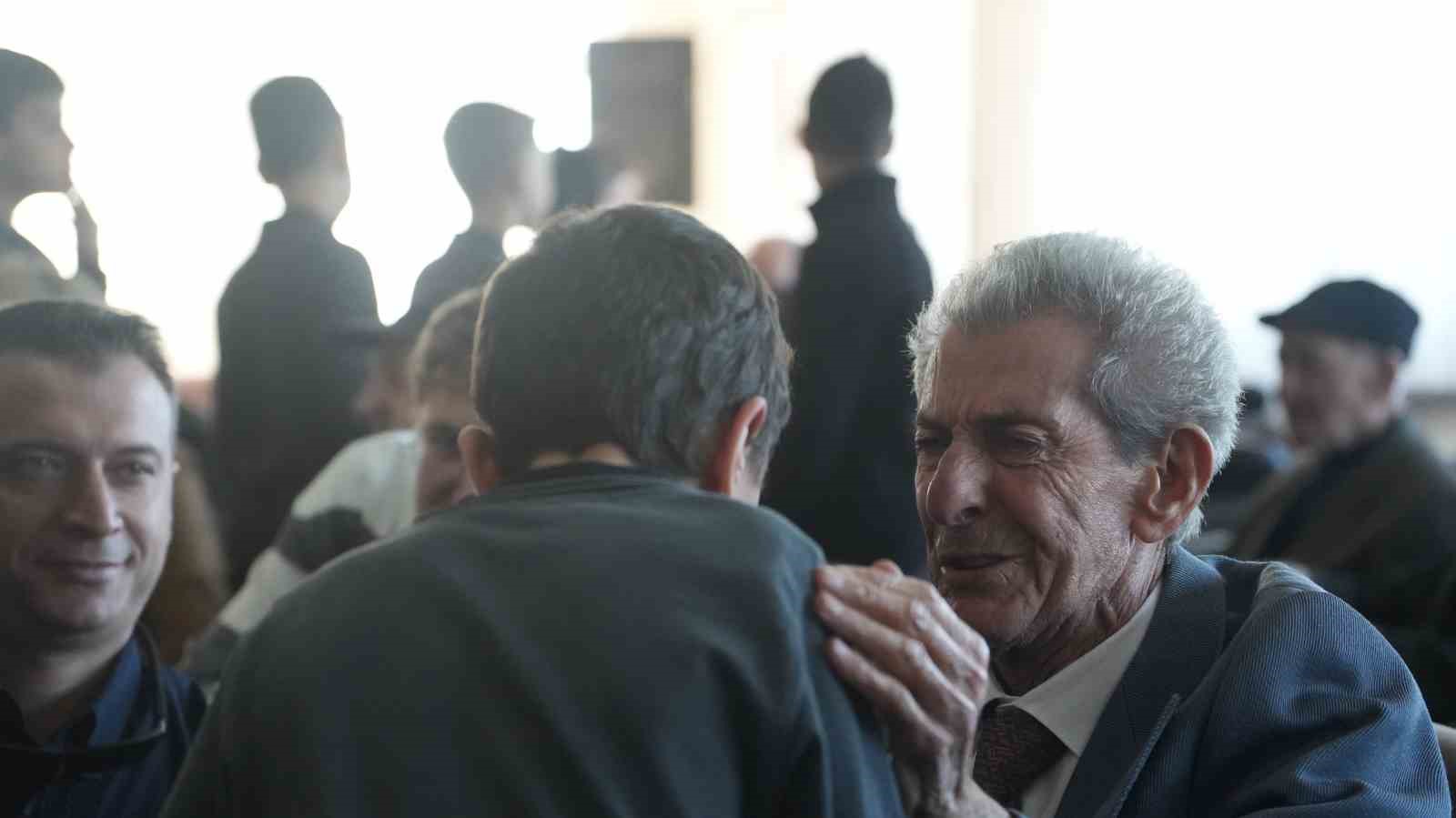 huzurevinde ogrencilerden emekli ogretmenlere gonulleri isitan surpriz gozyaslari sel oldu 4 zAHC95zV