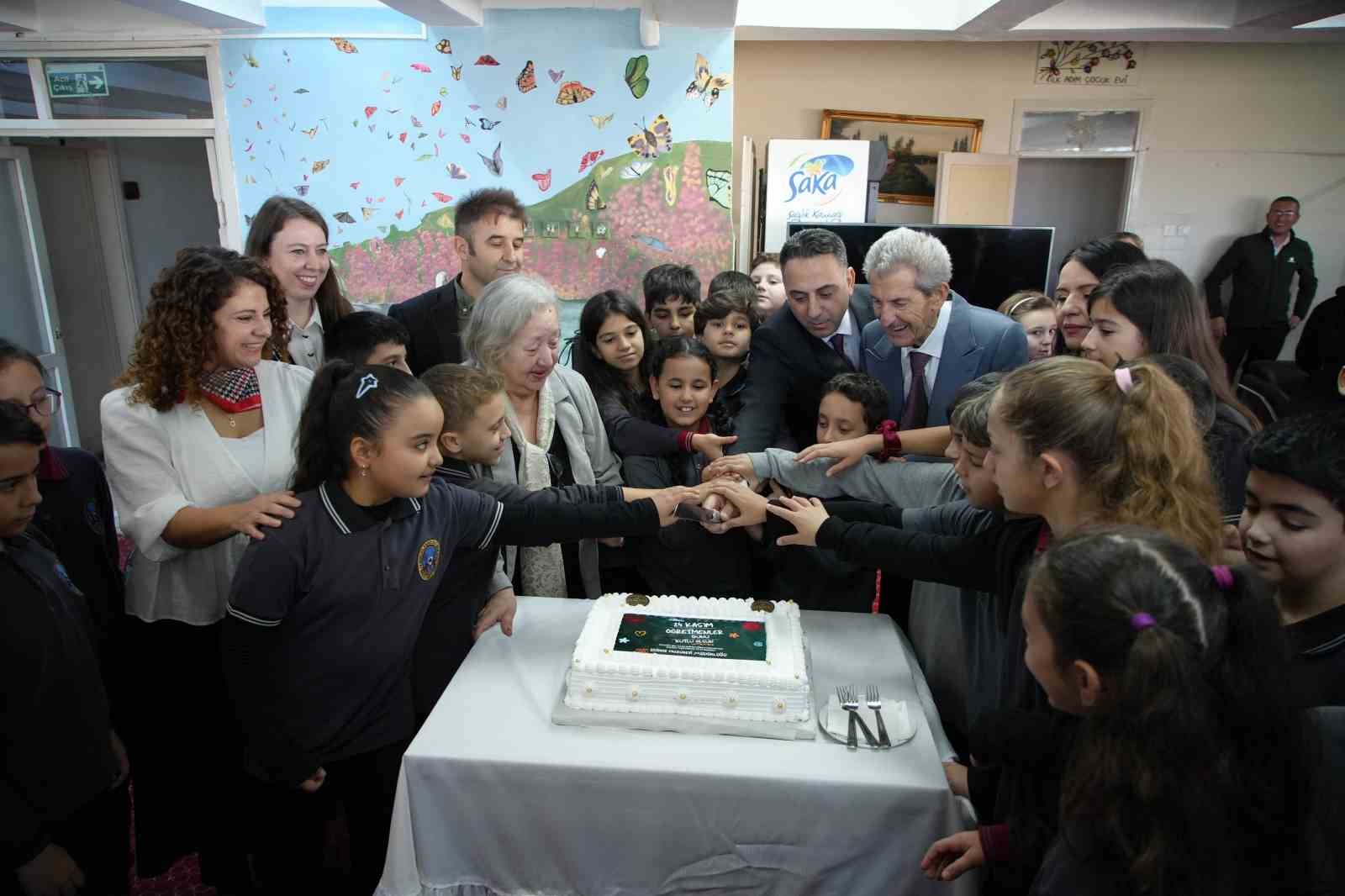 huzurevinde ogrencilerden emekli ogretmenlere gonulleri isitan surpriz gozyaslari sel oldu 6 L4YOfUAB