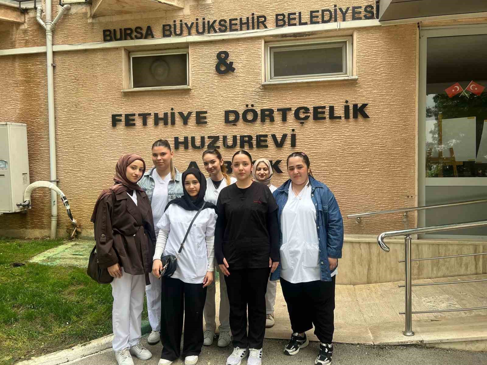 huzurevindeki yaslilarin bayram bakimi lise ogrencilerinden 1 GHAABgaq