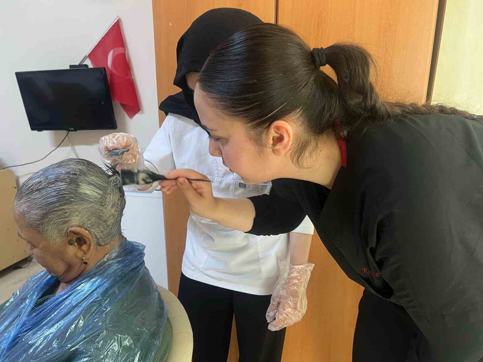 huzurevindeki yaslilarin bayram bakimi lise ogrencilerinden 2 vBtgPNYr
