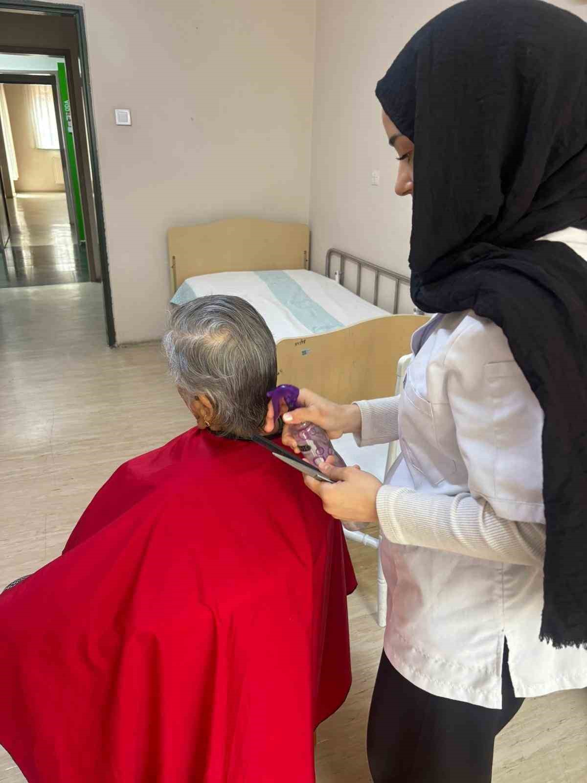 huzurevindeki yaslilarin bayram bakimi lise ogrencilerinden 3 zbM53ZEN