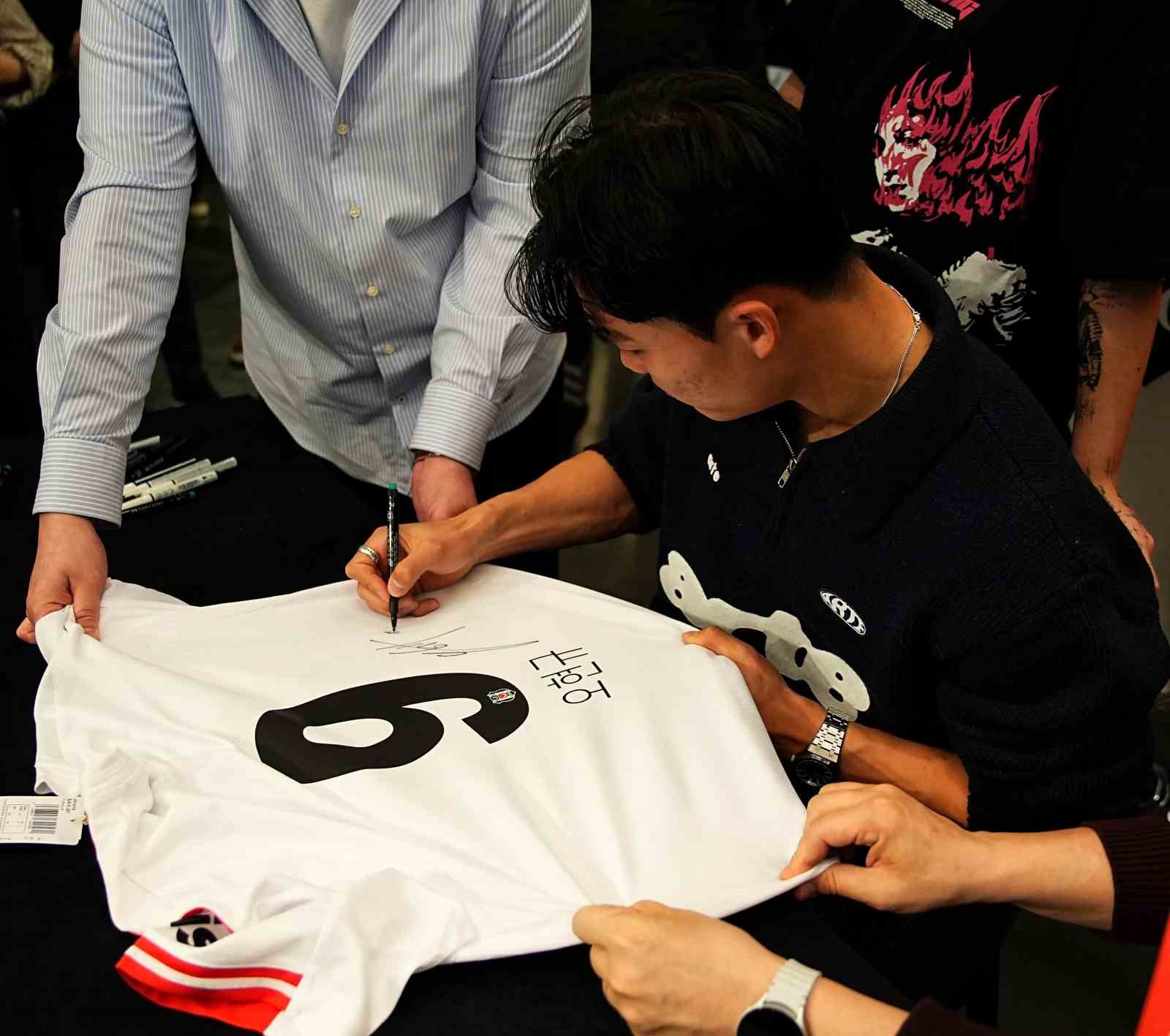 hyeon gyu oh imza gununde taraftarlarla bulustu 13 ykiWwYu1