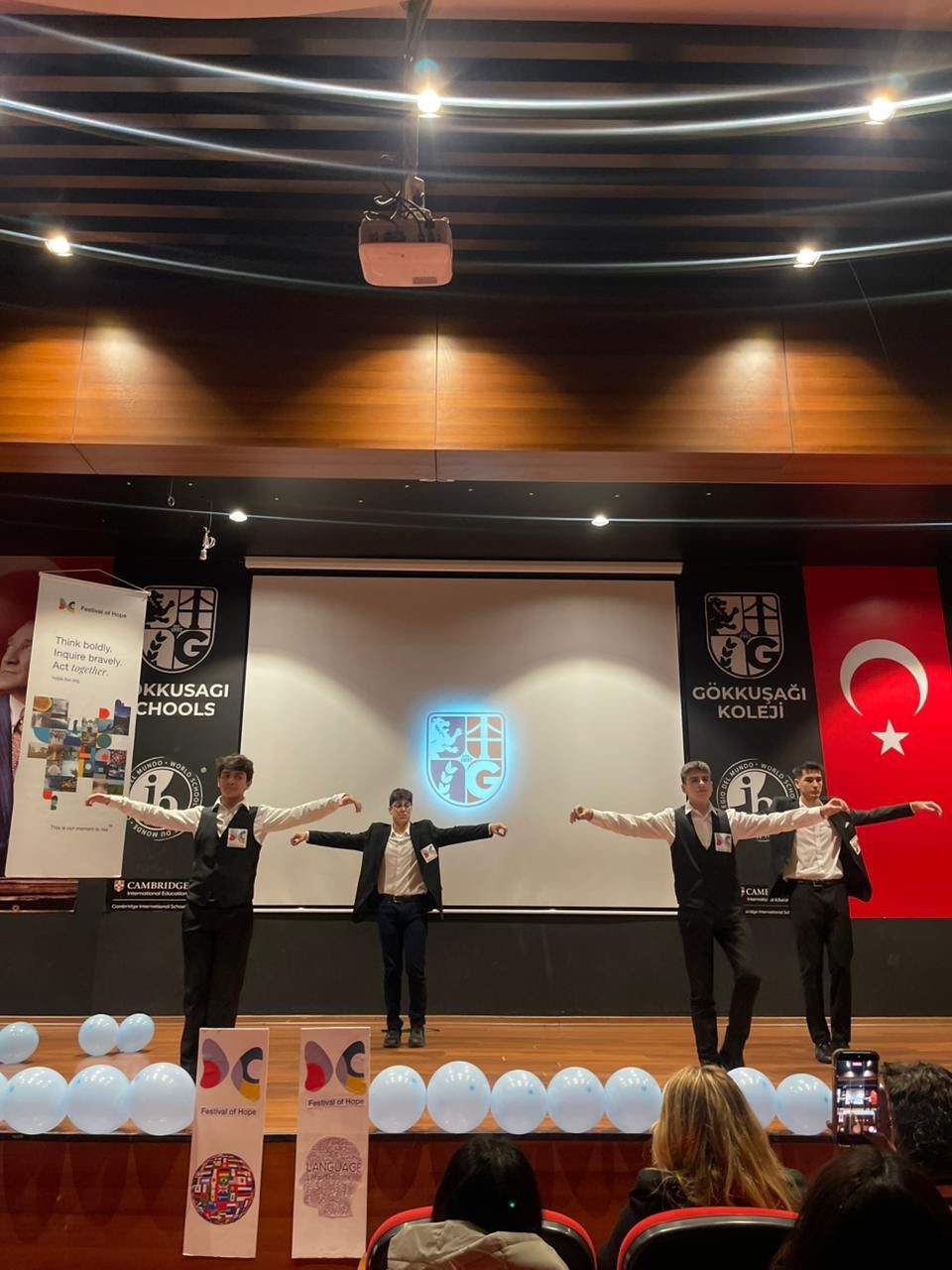 ib ogrencileri dunya anadili gununde kulturel bir mozaik olusturdu 2