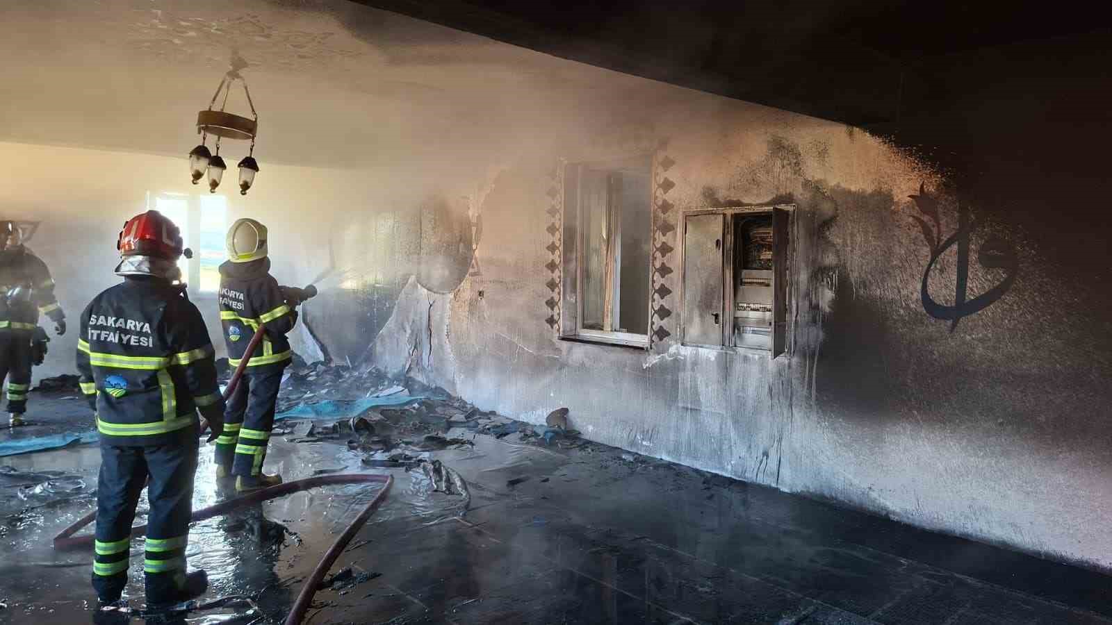 ibadete yeni acilan camide cikan yangin sonduruldu 0 ZhbJ8hs5