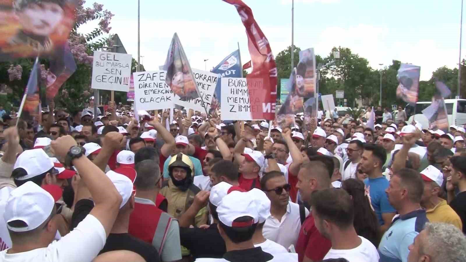 İBB personeli özlük ve sosyal hakları için Saraçhane’de toplandı 6 ibb personeli ozluk ve sosyal haklari icin sarachanede toplandi 2 uBseENSm