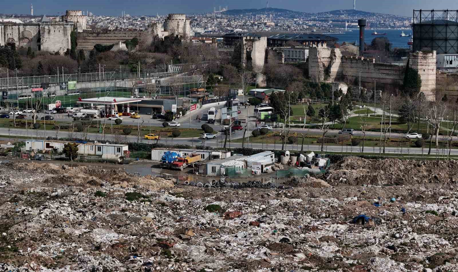 İBB ve İSKİ’nin moloz döktüğü tarihi Kazlıçeşme Meydanı’nda çevre kirliliği 6 ibb ve iskinin moloz doktugu tarihi kazlicesme meydaninda cevre kirliligi 2 tlcmeYnb