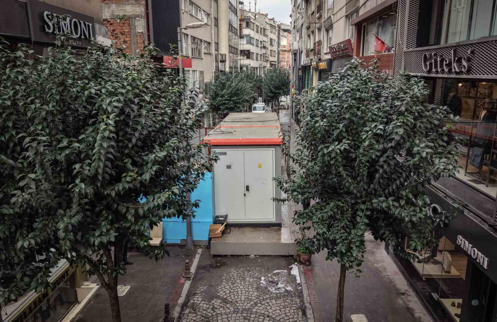İBB, yolu elektrik trafosuyla kapattı; vatandaşlar tepki gösterdi 5 ibb yolu elektrik trafosuyla kapatti vatandaslar tepki gosterdi 1 wMKqqQg6