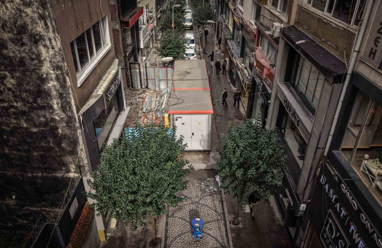 İBB, yolu elektrik trafosuyla kapattı; vatandaşlar tepki gösterdi 6 ibb yolu elektrik trafosuyla kapatti vatandaslar tepki gosterdi 2 zn4V8QMl