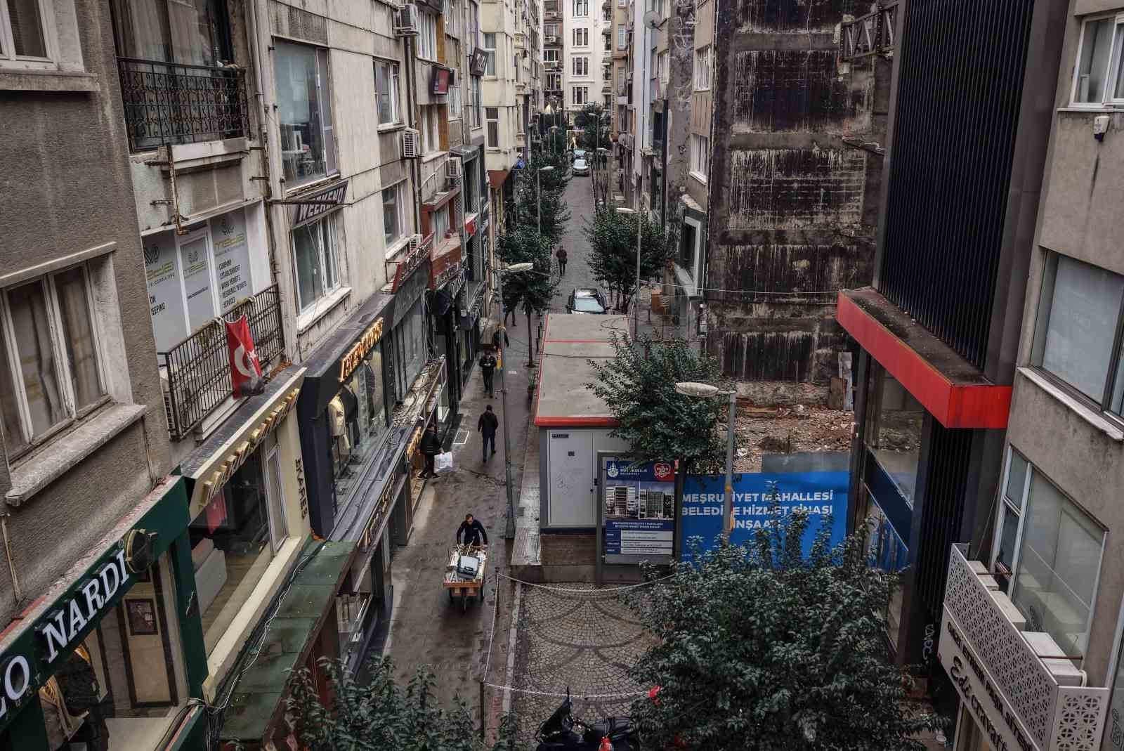 İBB, yolu elektrik trafosuyla kapattı; vatandaşlar tepki gösterdi 7 ibb yolu elektrik trafosuyla kapatti vatandaslar tepki gosterdi 3 HrPYnHKA