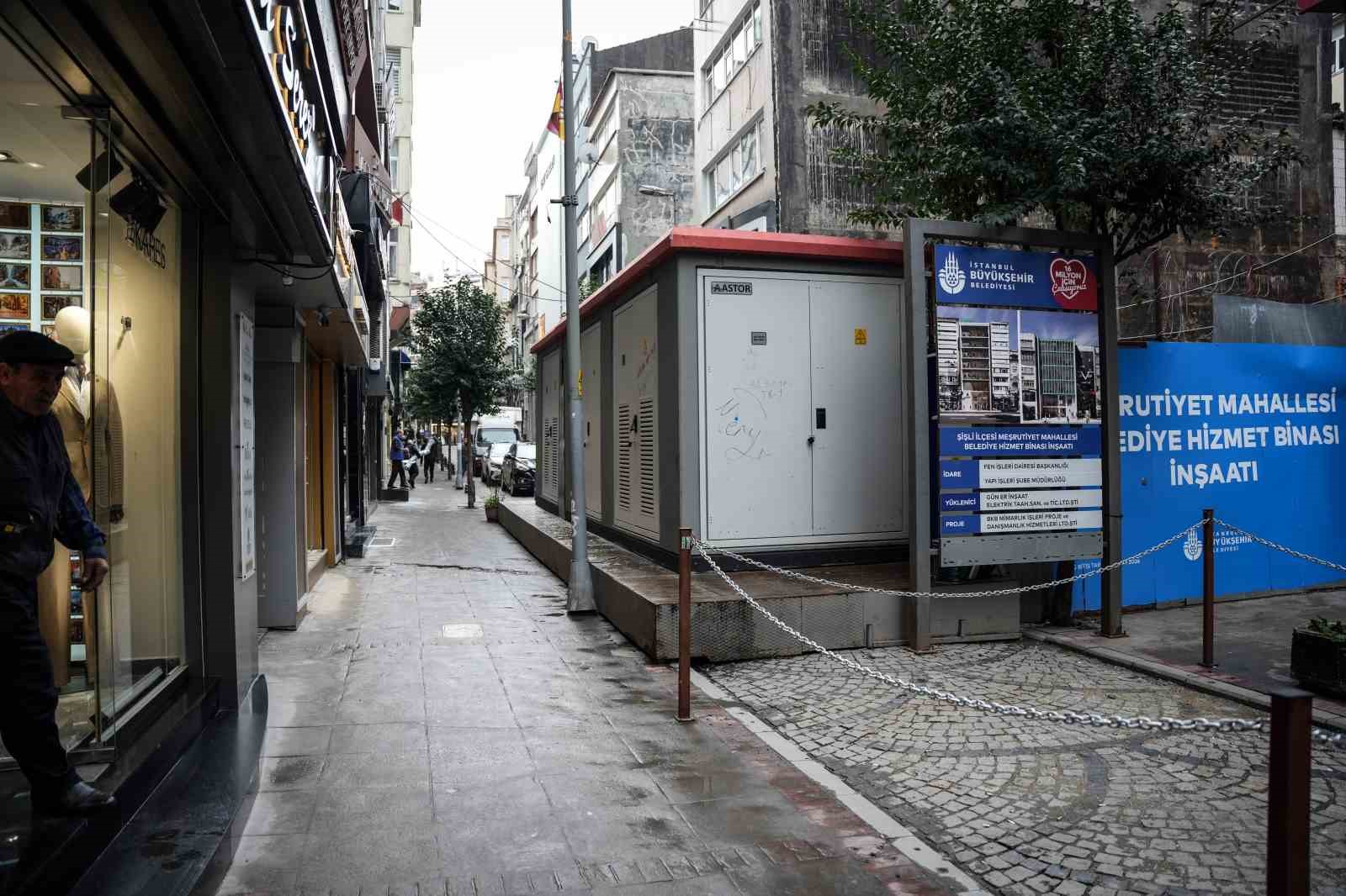 İBB, yolu elektrik trafosuyla kapattı; vatandaşlar tepki gösterdi 8 ibb yolu elektrik trafosuyla kapatti vatandaslar tepki gosterdi 4 ldRs8vud