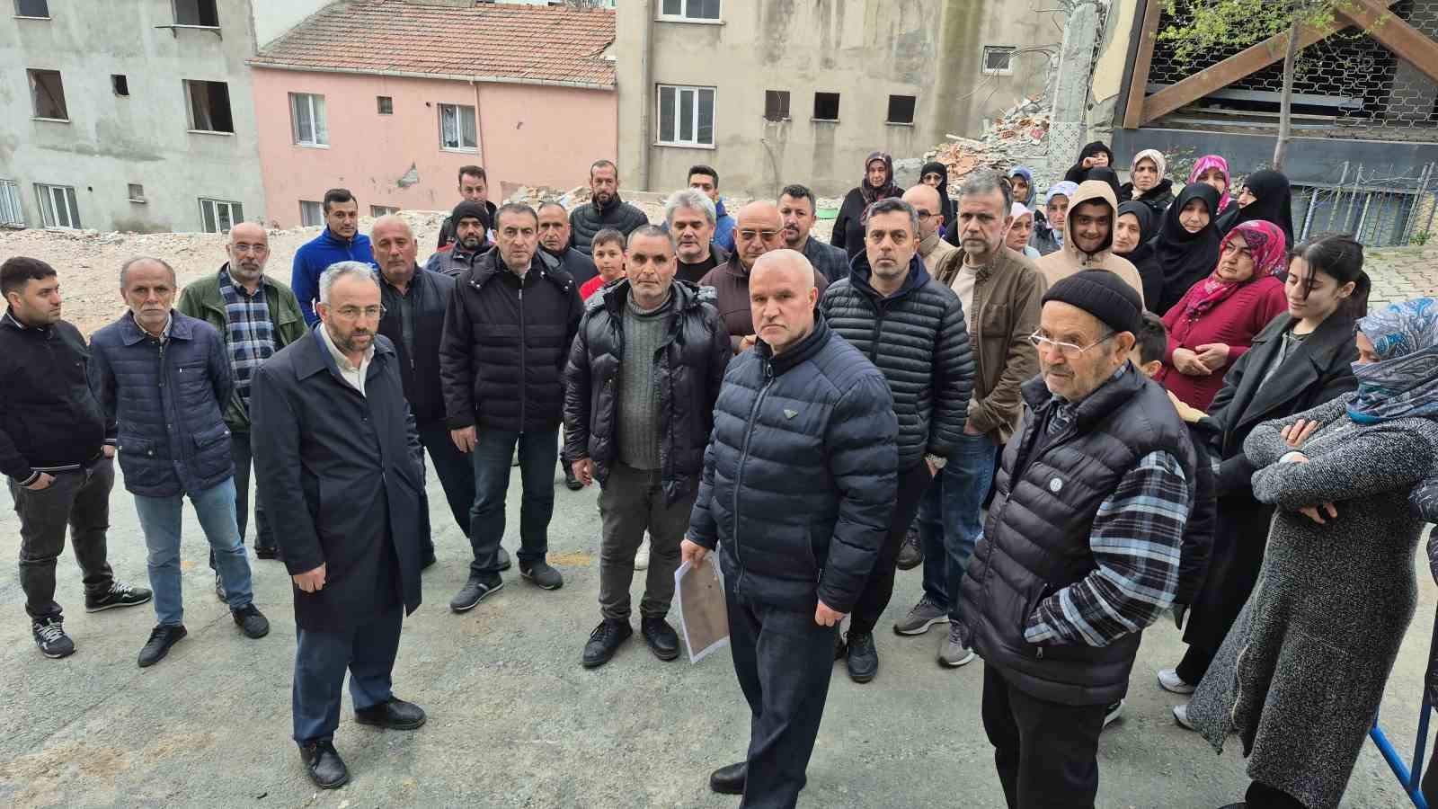 İBB’nin hatalı yıkımı 4 aileyi sokakta bıraktı, yakınlarının yanında kaldıklarını iddia eden aileler çözüm istedi 7 ibbnin hatali yikimi 4 aileyi sokakta birakti yakinlarinin yaninda kaldiklarini iddia eden aileler cozum 8kqmXQFl