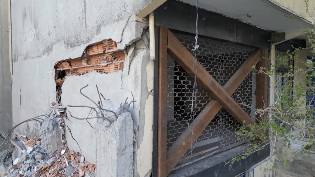 İBB’nin hatalı yıkımı 4 aileyi sokakta bıraktı, yakınlarının yanında kaldıklarını iddia eden aileler çözüm istedi 8 ibbnin hatali yikimi 4 aileyi sokakta birakti yakinlarinin yaninda kaldiklarini iddia eden aileler cozum mwk5jGsb