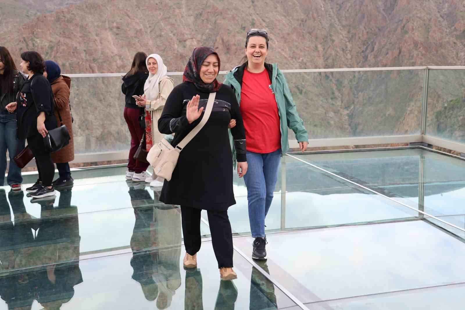ic anadolunun en yuksek cam terasi dizleri titretiyor 8