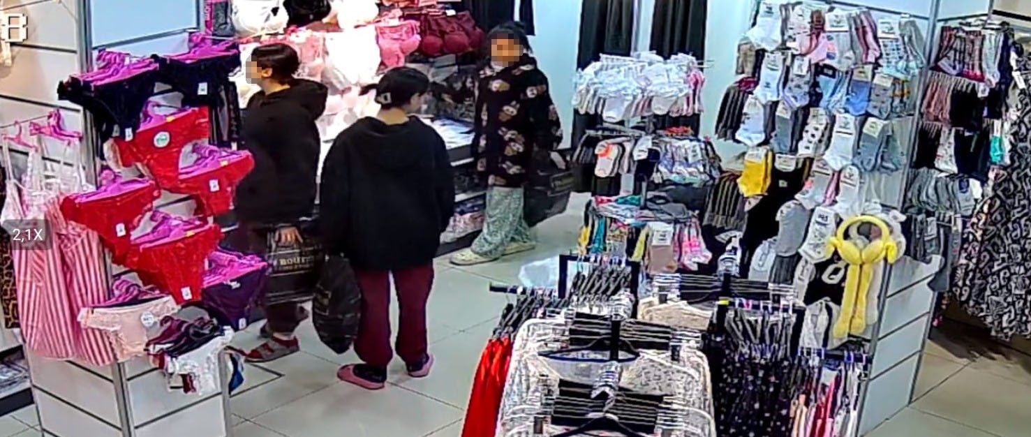 ic camasiri hirsizligi kamerada gulerek girdiler calarak ciktilar 1 iNXeHpdj