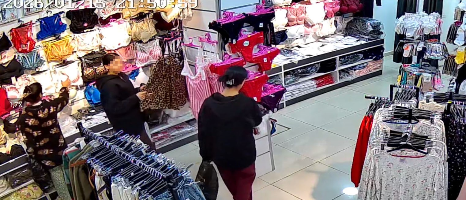 ic camasiri hirsizligi kamerada gulerek girdiler calarak ciktilar 9 wILNPSmf