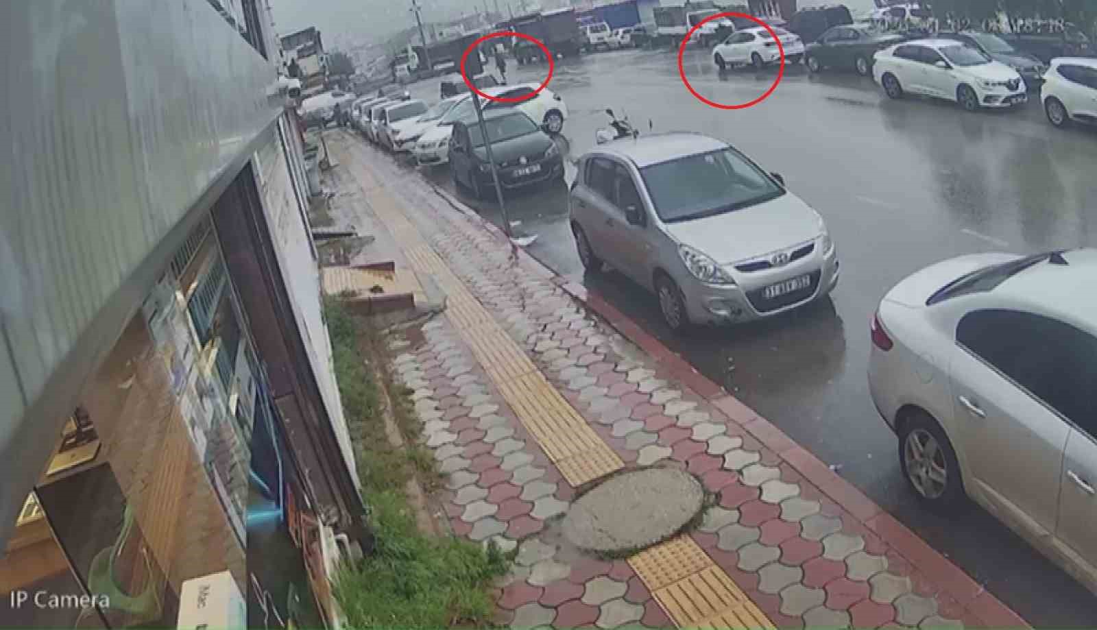 ici para dolu cantayi sinsice kendine yaklasan kapkacciya kaptirmayan kuyumcu cantasina goz diken sahsi