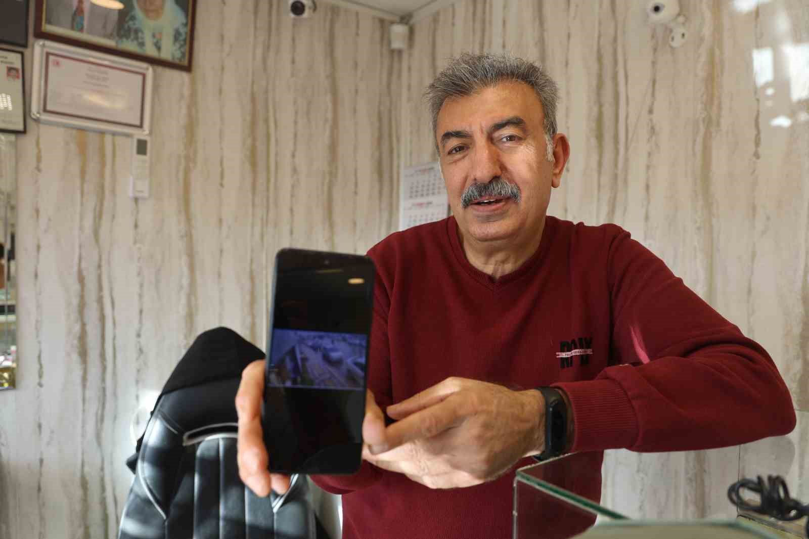 ici para dolu cantayi sinsice kendine yaklasan kapkacciya kaptirmayan kuyumcu cantasina goz diken sahsi dGjKG1C5