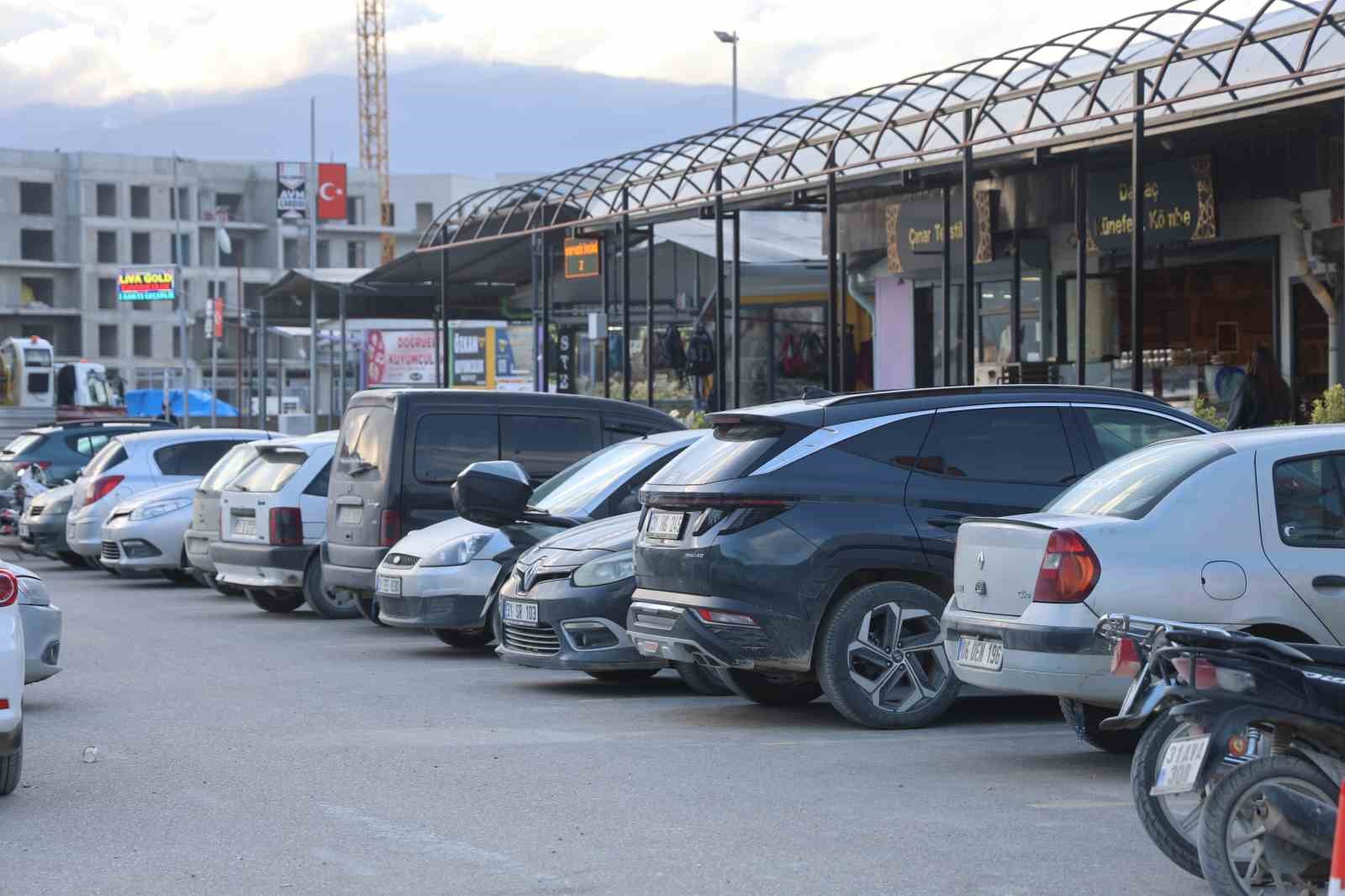 ici para dolu cantayi sinsice kendine yaklasan kapkacciya kaptirmayan kuyumcu cantasina goz diken sahsi prurkyH5