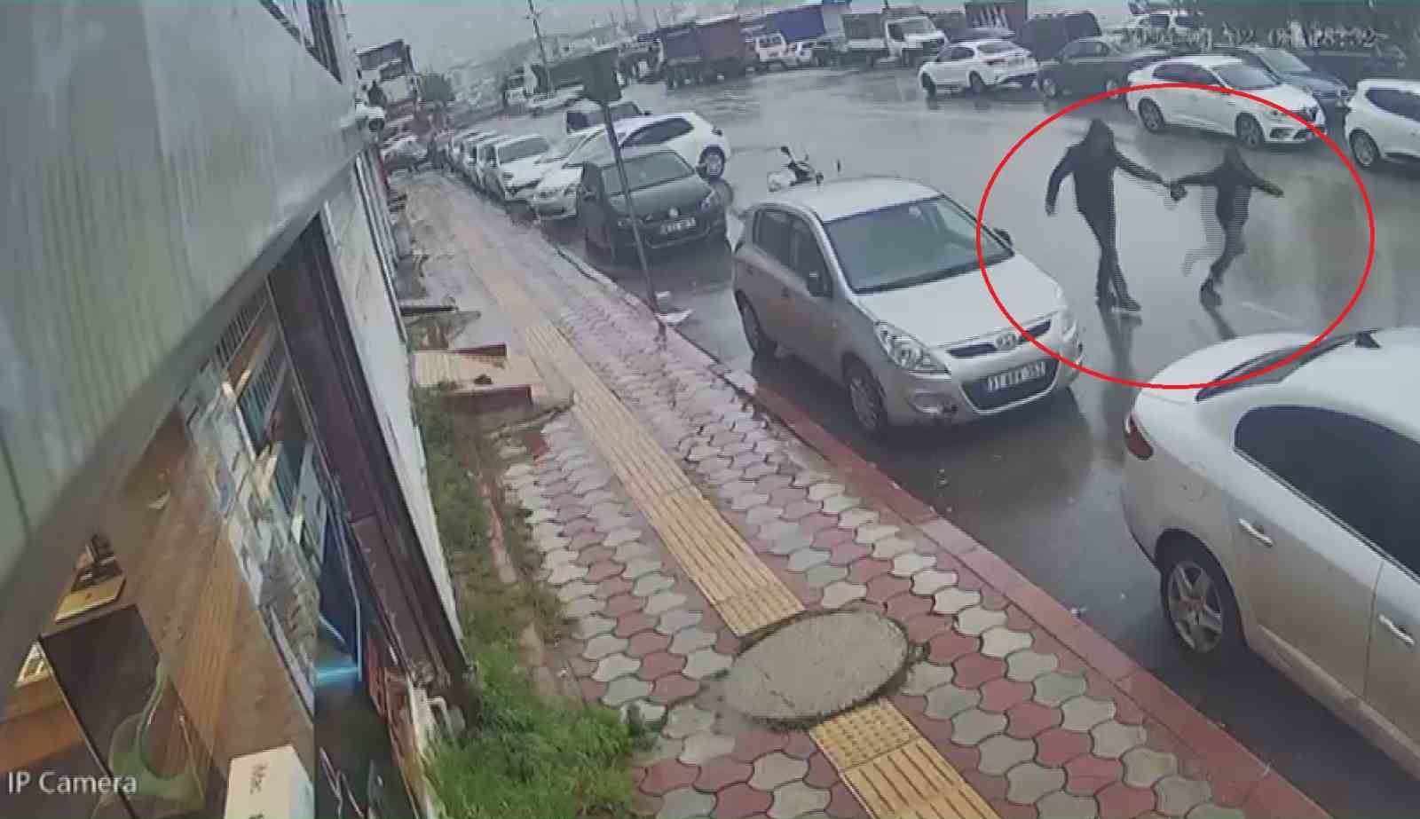 ici para dolu cantayi sinsice kendine yaklasan kapkacciya kaptirmayan kuyumcu cantasina goz diken sahsi qe7yNFmJ