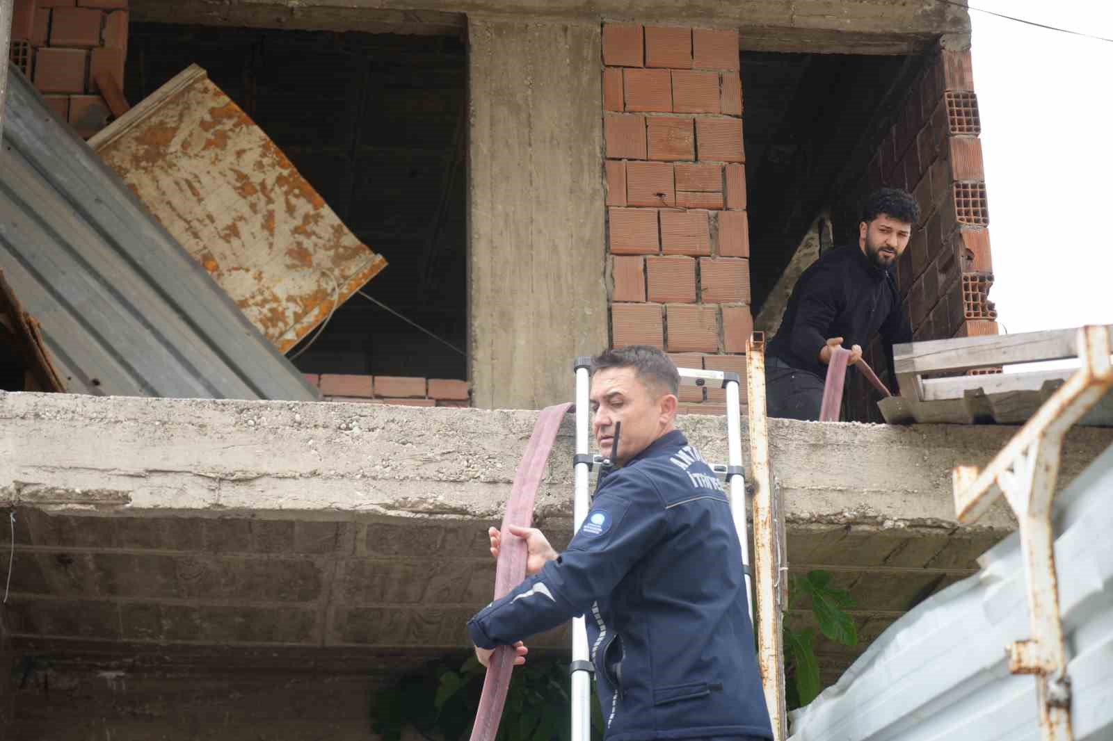 ici ve etrafi coplerle dolu metruk bina yangini mahalleliyi tedirgin etti 5