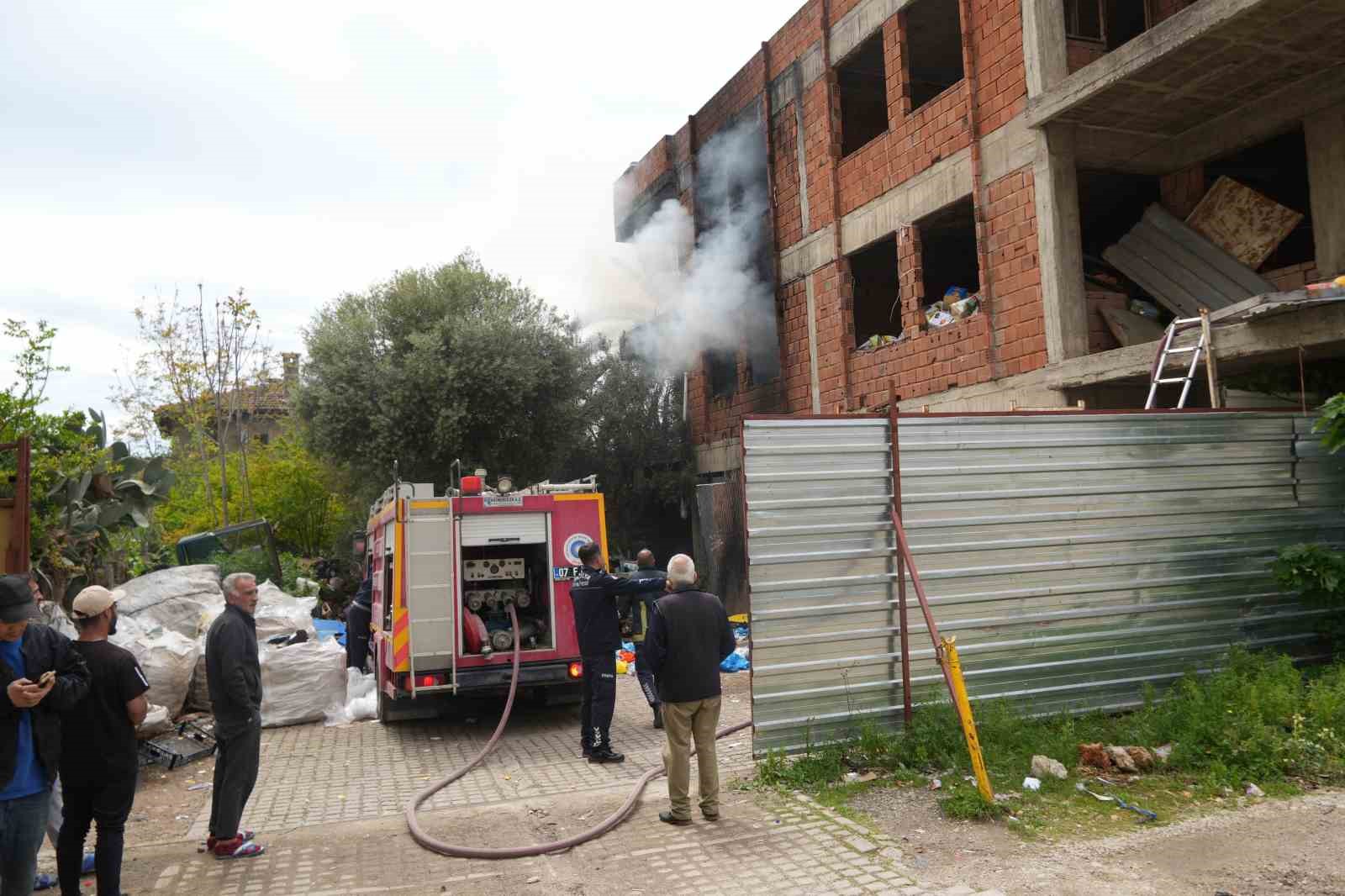 ici ve etrafi coplerle dolu metruk bina yangini mahalleliyi tedirgin etti 8 5JdJBEUP