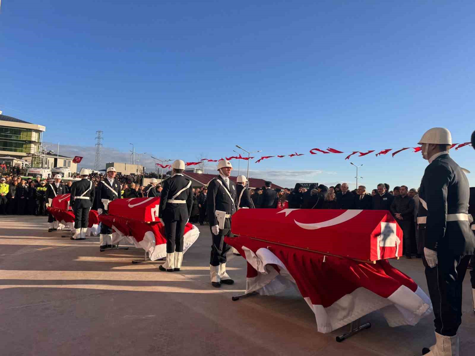 İçişleri Bakanı Ali Yerlikaya: "Kahraman polislerimiz milletimize pusu kuranların tuzaklarını başlarına yıktı" 7 icisleri bakani ali yerlikaya kahraman polislerimiz milletimize pusu kuranlarin tuzaklarini baslarina yikti 3