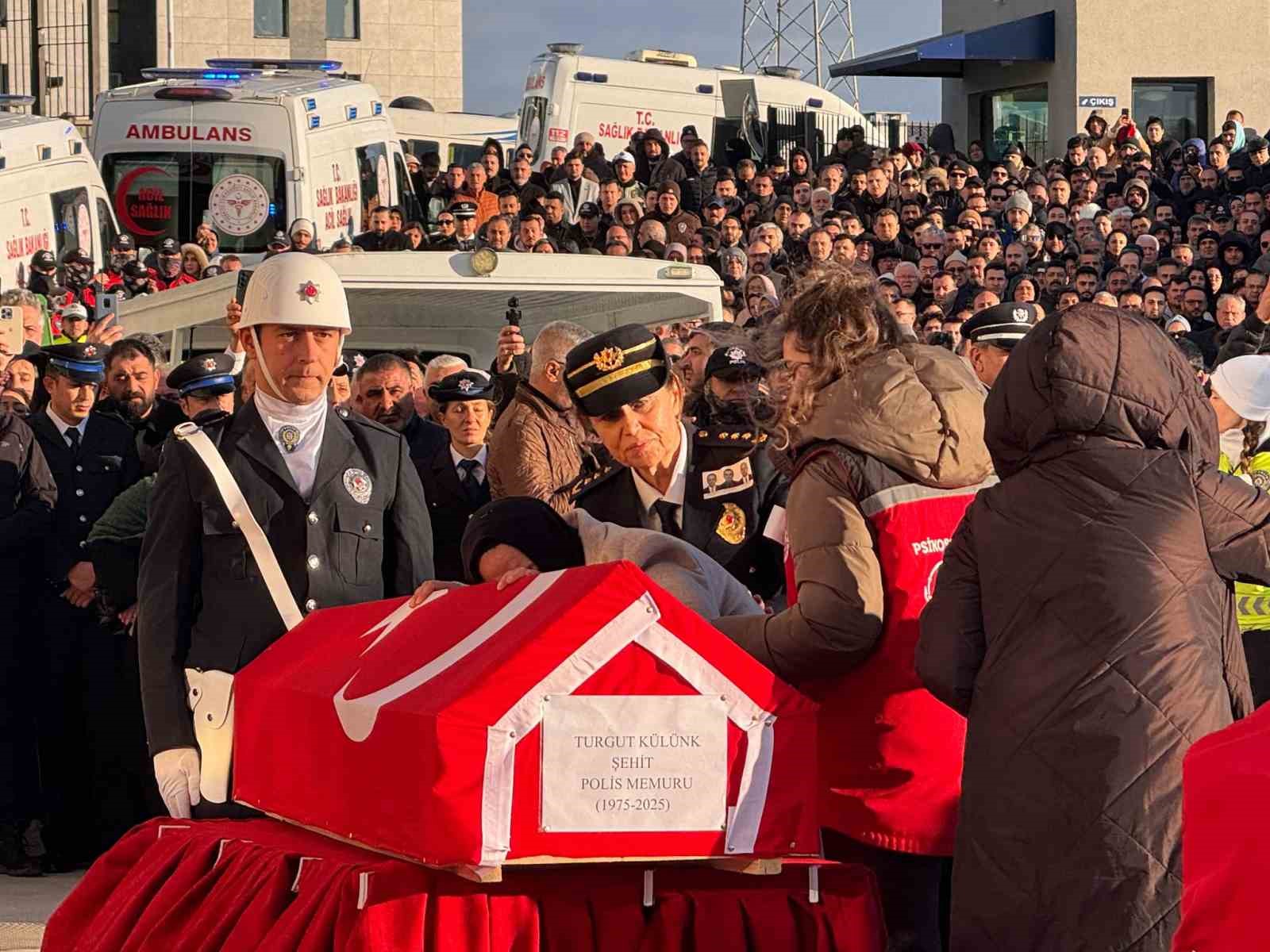 İçişleri Bakanı Ali Yerlikaya: "Kahraman polislerimiz milletimize pusu kuranların tuzaklarını başlarına yıktı" 10 icisleri bakani ali yerlikaya kahraman polislerimiz milletimize pusu kuranlarin tuzaklarini baslarina yikti 6 MTPrZ29k