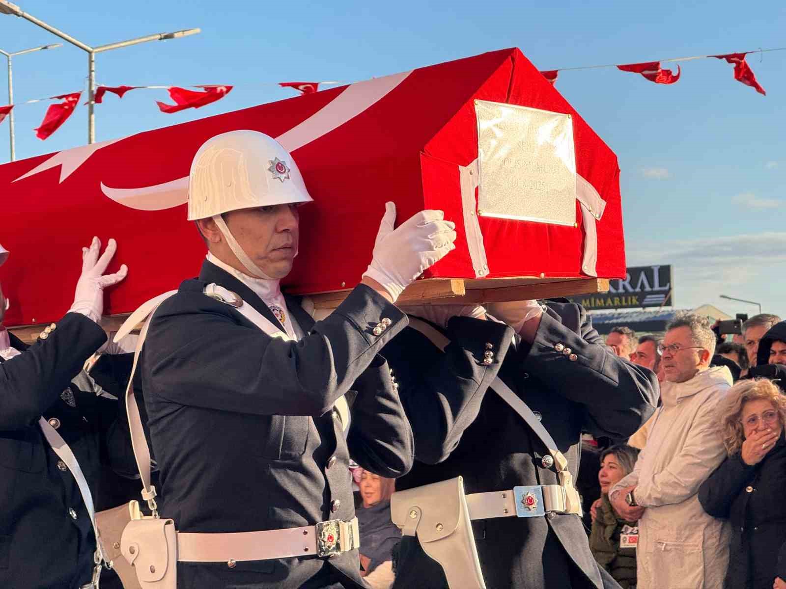 İçişleri Bakanı Ali Yerlikaya: "Kahraman polislerimiz milletimize pusu kuranların tuzaklarını başlarına yıktı" 11 icisleri bakani ali yerlikaya kahraman polislerimiz milletimize pusu kuranlarin tuzaklarini baslarina yikti 7 cnkBLAUl