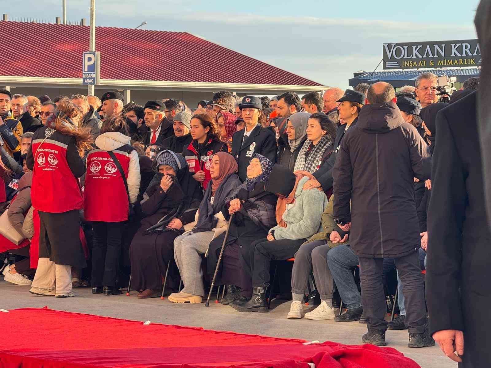 İçişleri Bakanı Ali Yerlikaya: "Kahraman polislerimiz milletimize pusu kuranların tuzaklarını başlarına yıktı" 12 icisleri bakani ali yerlikaya kahraman polislerimiz milletimize pusu kuranlarin tuzaklarini baslarina yikti 8 ft45fQjY