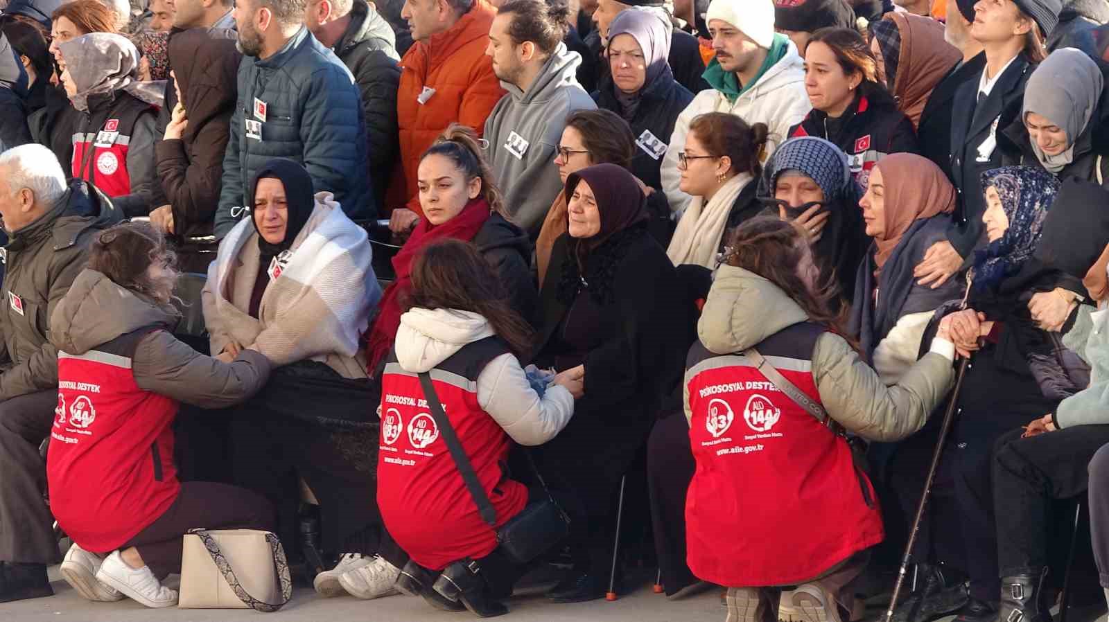 İçişleri Bakanı Ali Yerlikaya: "Kahraman polislerimiz milletimize pusu kuranların tuzaklarını başlarına yıktı" 13 icisleri bakani ali yerlikaya kahraman polislerimiz milletimize pusu kuranlarin tuzaklarini baslarina yikti 9 trrKzZmP
