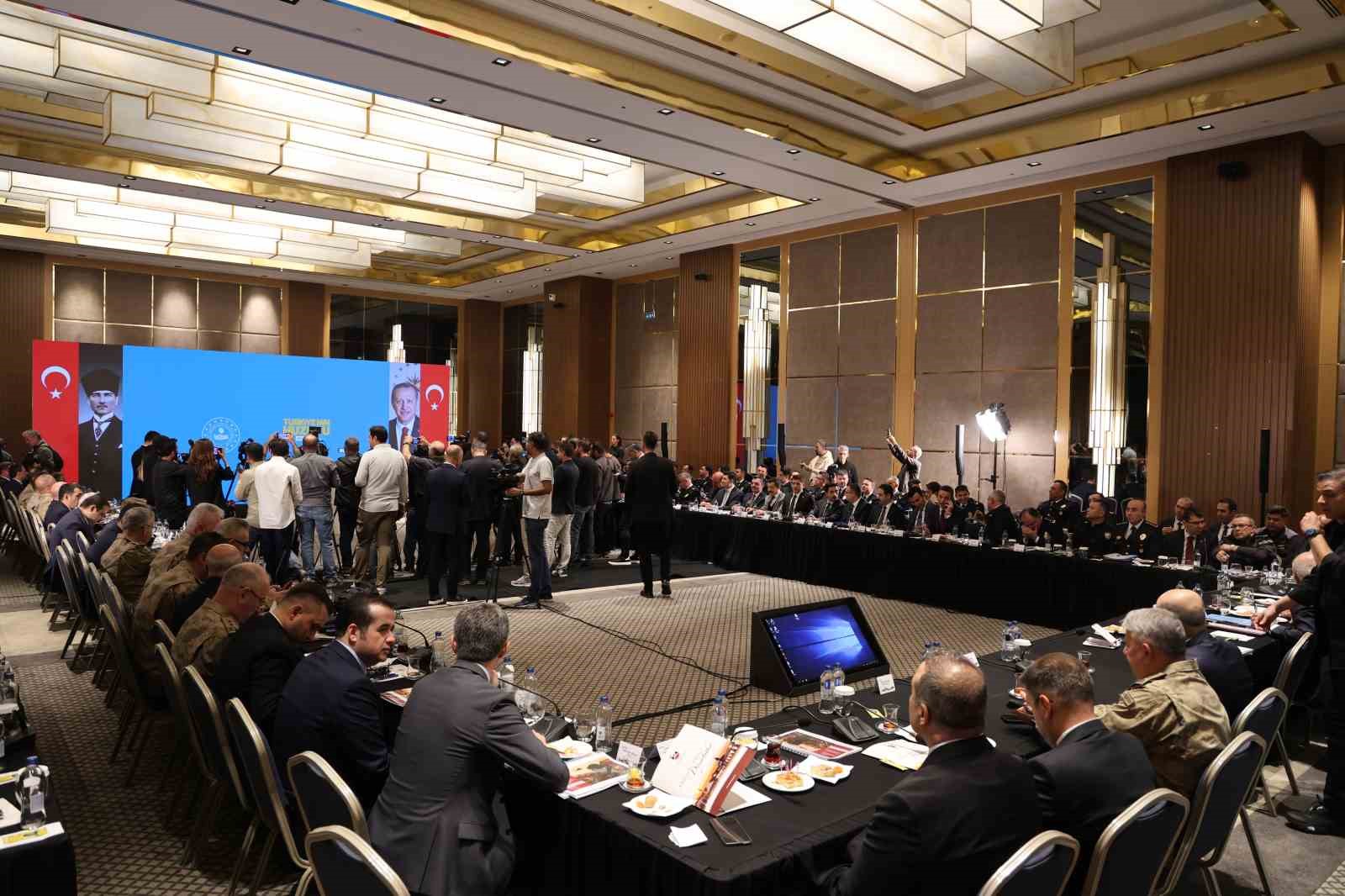 İçişleri Bakanı Ali Yerlikaya, "Türkiye’nin Huzuru Diyarbakır" toplantısına katıldı 5 icisleri bakani ali yerlikaya turkiyenin huzuru diyarbakir toplantisina katildi 1 LaGlkCKI