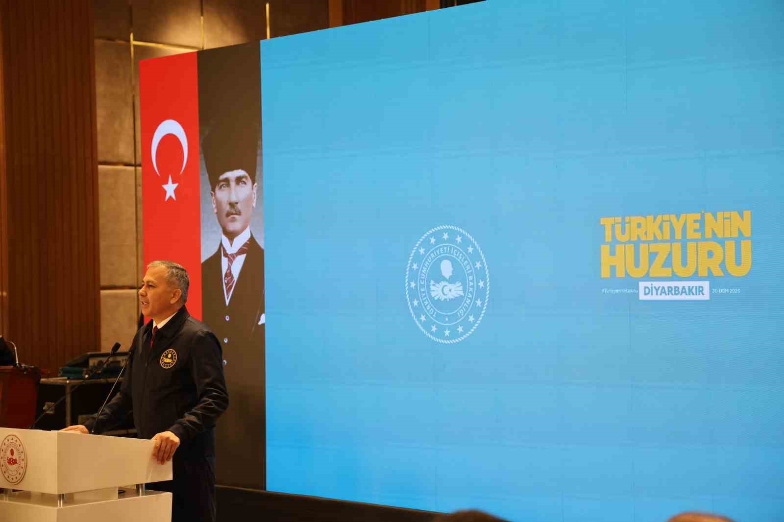 İçişleri Bakanı Ali Yerlikaya, "Türkiye’nin Huzuru Diyarbakır" toplantısına katıldı 6 icisleri bakani ali yerlikaya turkiyenin huzuru diyarbakir toplantisina katildi 2 qCcIAzUl