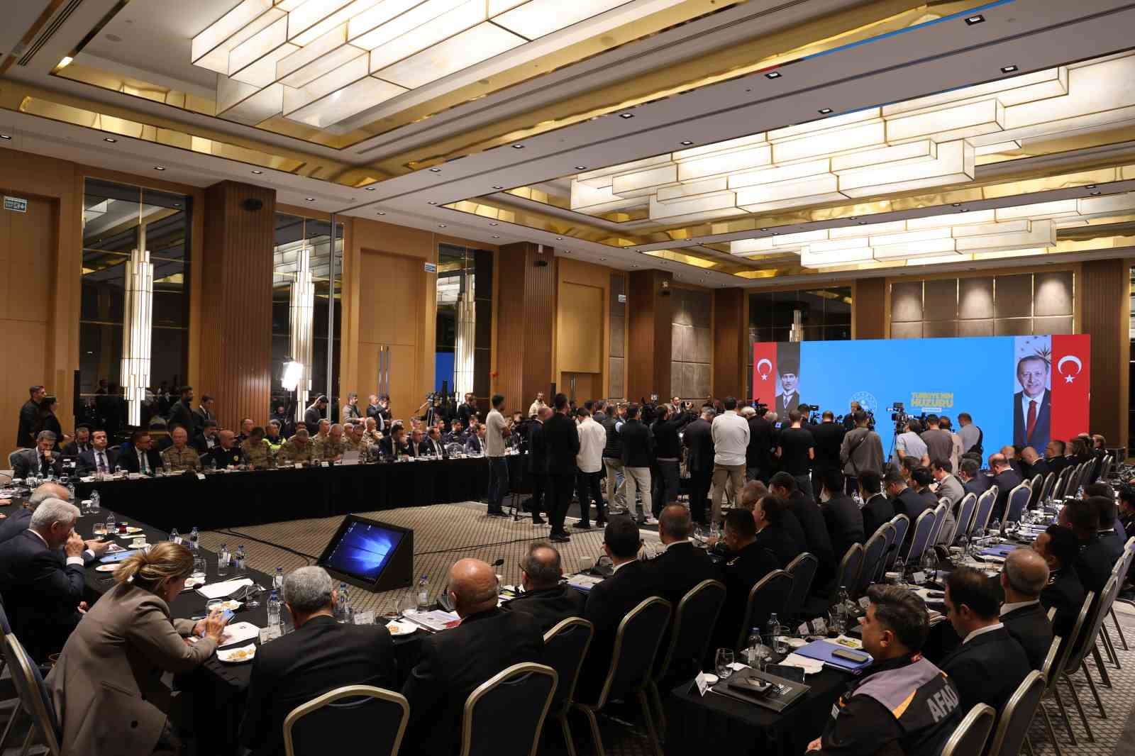 İçişleri Bakanı Ali Yerlikaya, "Türkiye’nin Huzuru Diyarbakır" toplantısına katıldı 7 icisleri bakani ali yerlikaya turkiyenin huzuru diyarbakir toplantisina katildi 3 ZuW8guRC
