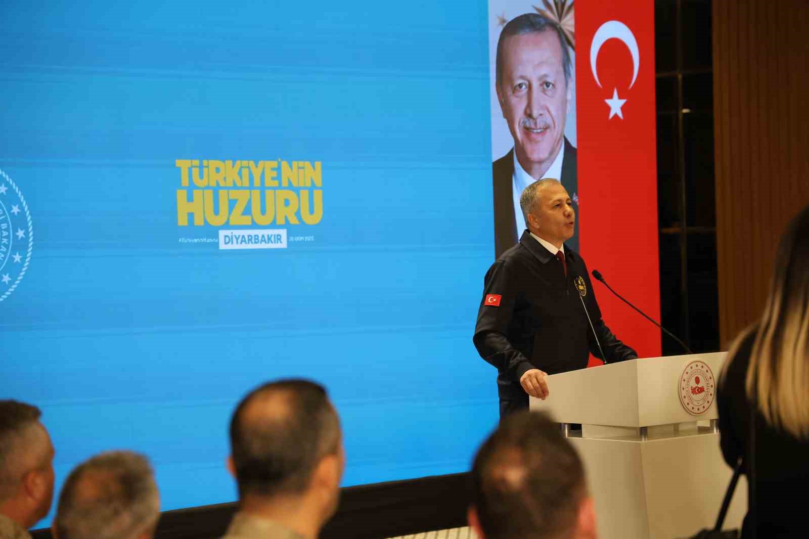İçişleri Bakanı Ali Yerlikaya, "Türkiye’nin Huzuru Diyarbakır" toplantısına katıldı 8 icisleri bakani ali yerlikaya turkiyenin huzuru diyarbakir toplantisina katildi 4 bpL2SlgR