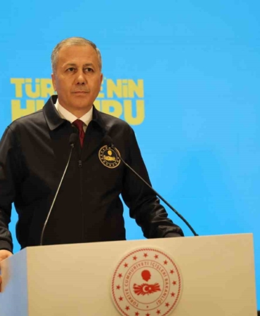 icisleri-bakani-ali-yerlikaya-turkiyenin-huzuru-diyarbakir-toplantisina-katildi-mF4iqnin.jpg
