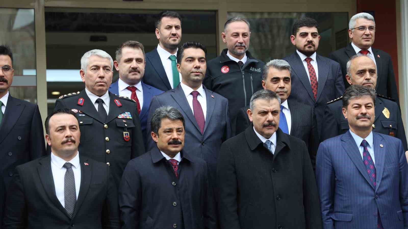 icisleri bakani ciftci herkes endise icerisindeyken bizim oyle bir tasamiz yok basimizda bir dunya zrnIq4OU
