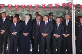 icisleri-bakani-ciftci-karsiyaka-mezarliginda-sehitligi-ziyaret-etti-WtySmupc.jpg