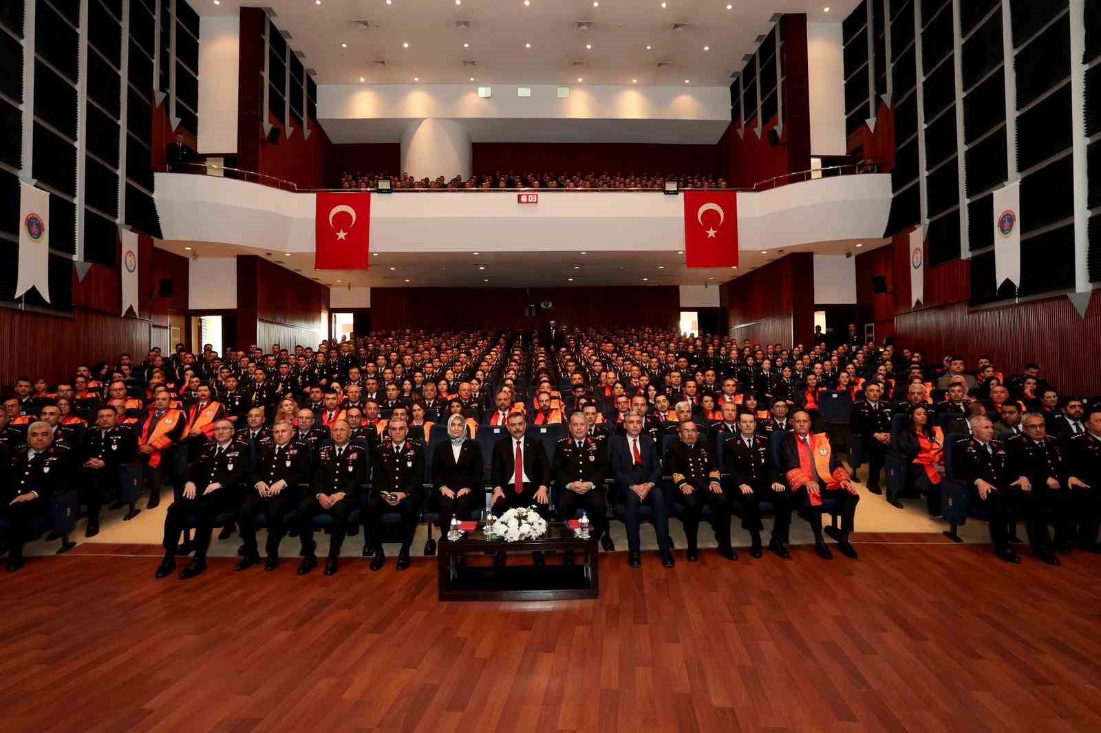 İçişleri Bakanı Çiftçi, subay ve astsubay adaylarıyla bir araya geldi 7 icisleri bakani ciftci subay ve astsubay adaylariyla bir araya geldi 3 HUAn2NiL