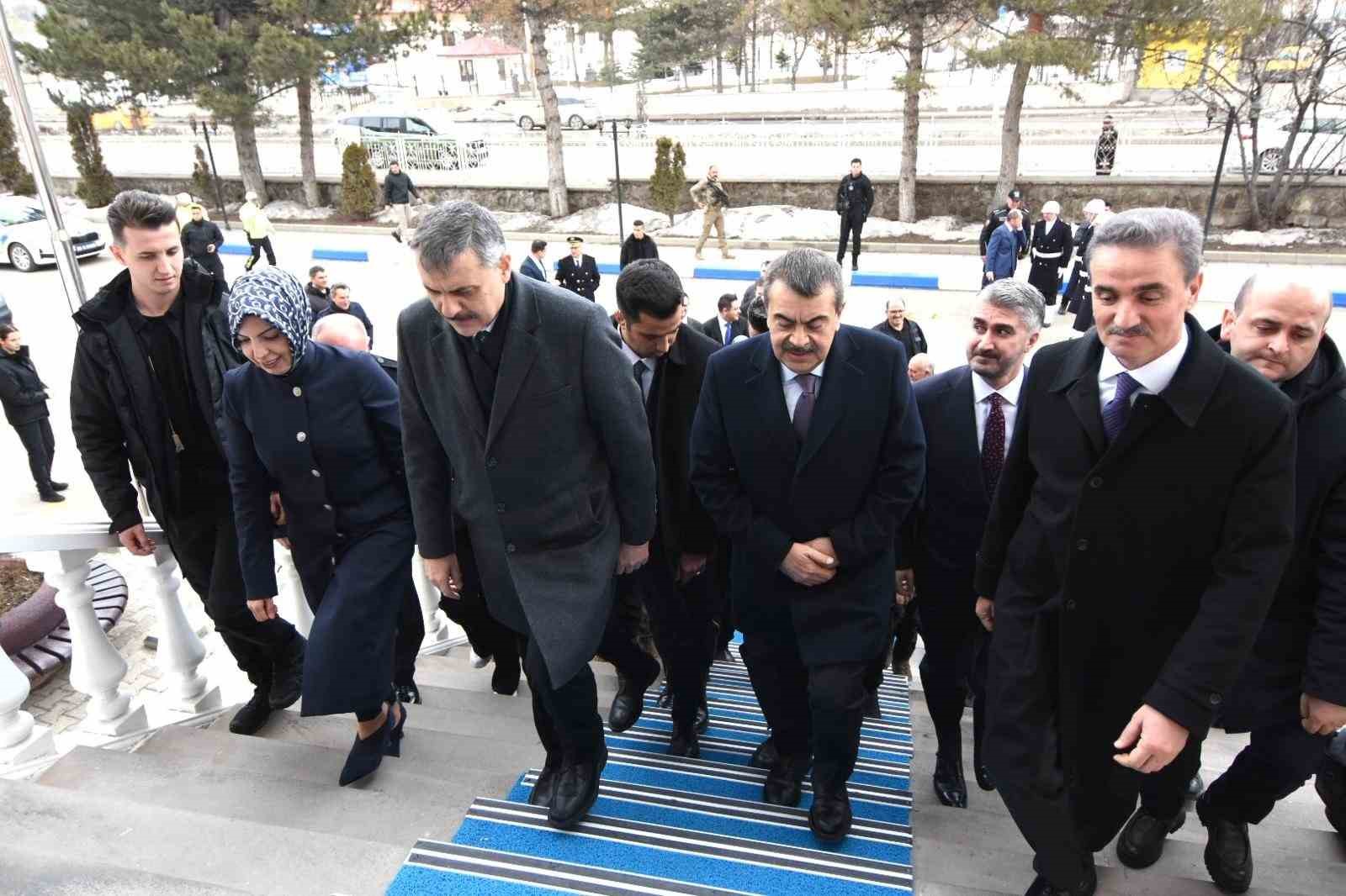 icisleri bakani ciftci ve milli egitim bakani tekin erzurumda 4 RlROk7BN
