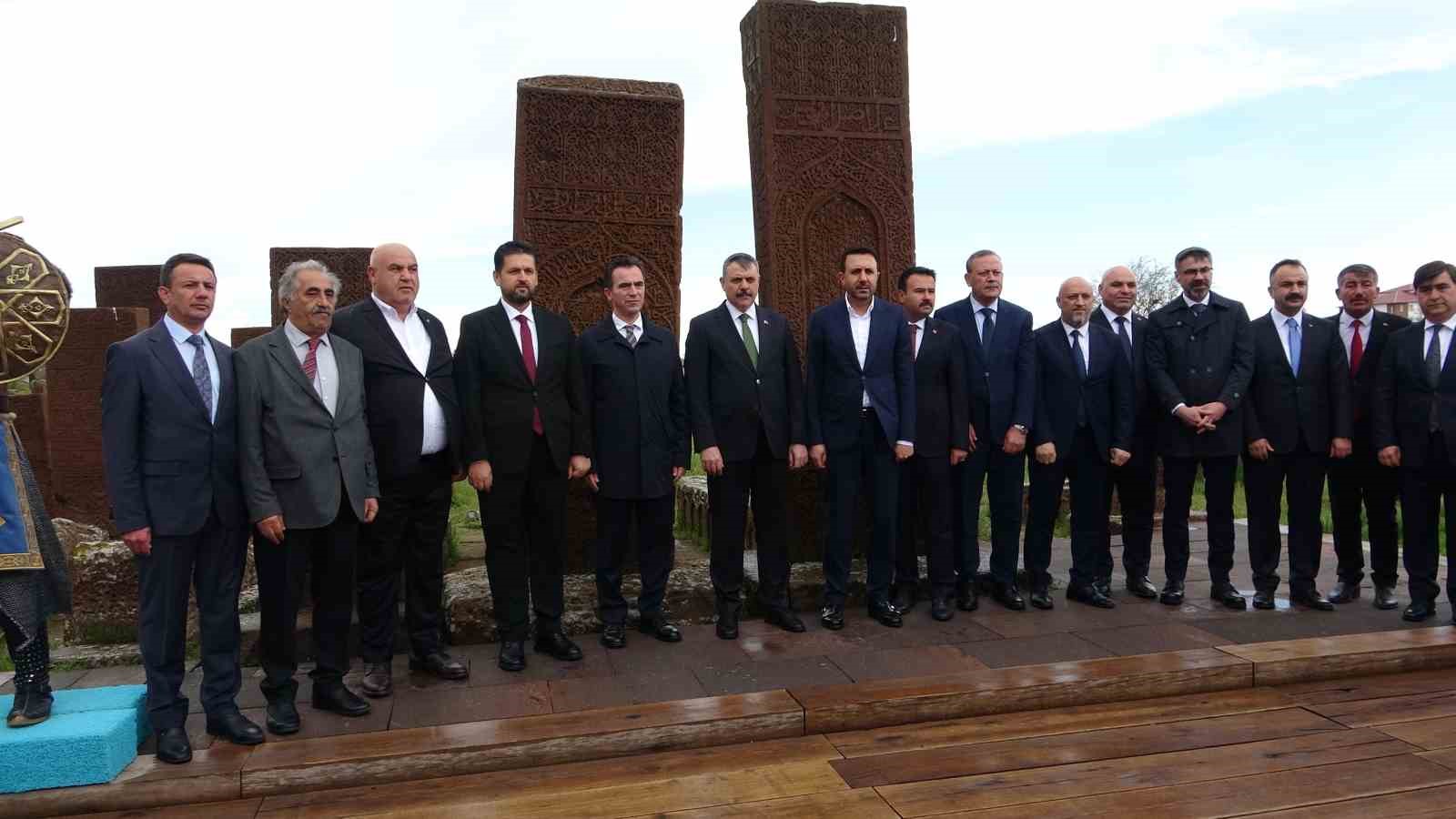 icisleri bakani mustafa ciftci ahlatta selcuklu mezarligini ziyaret etti 4 mnNct465