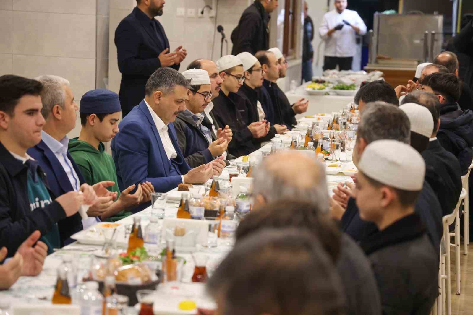 icisleri bakani mustafa ciftci kuran kursu ogrencileriyle sahur yapti 0 FrwiweQ1