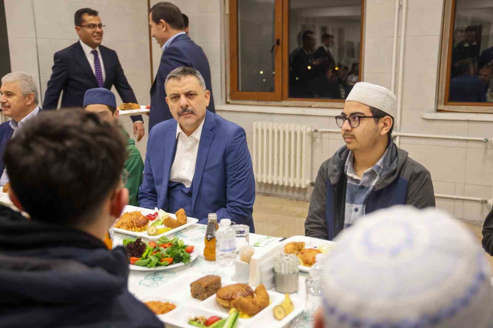 icisleri bakani mustafa ciftci kuran kursu ogrencileriyle sahur yapti 1 ukBG6NUh