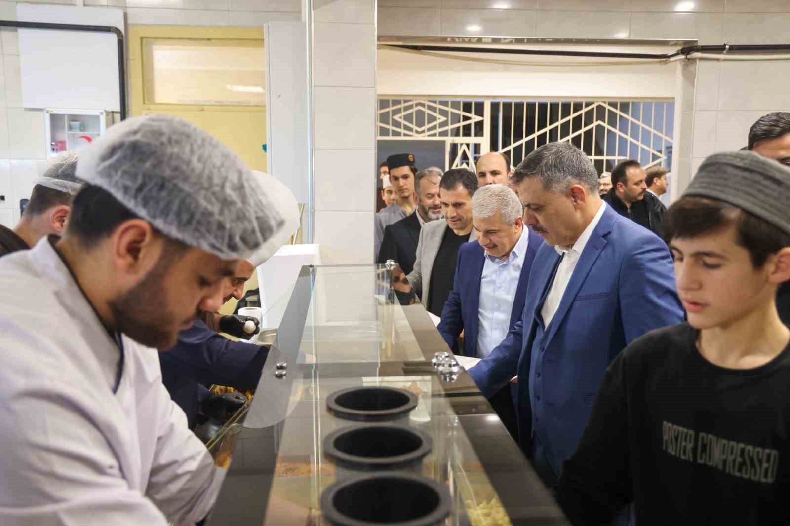 icisleri bakani mustafa ciftci kuran kursu ogrencileriyle sahur yapti 3 R2uVccRC