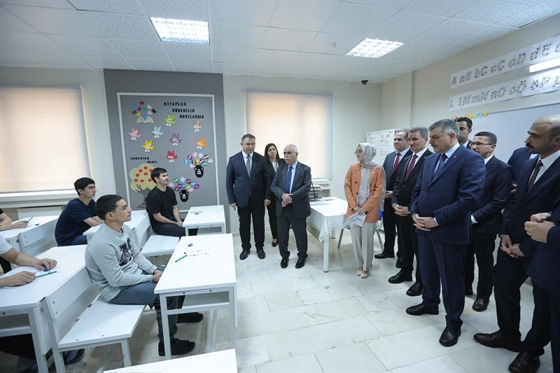 icisleri bakani mustafa ciftci ve anayasa mahkemesi baskani kadir ozkaya askale geri gonderme merkezinde YCVbvFYy