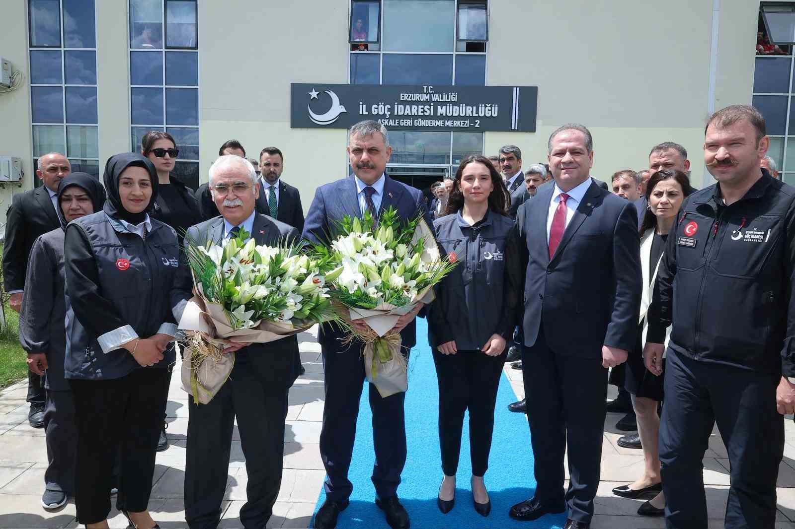 icisleri bakani mustafa ciftci ve anayasa mahkemesi baskani kadir ozkaya askale geri gonderme merkezinde cH4hHHC2