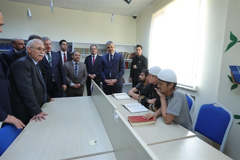 icisleri bakani mustafa ciftci ve anayasa mahkemesi baskani kadir ozkaya askale geri gonderme merkezinde cQLddNyV