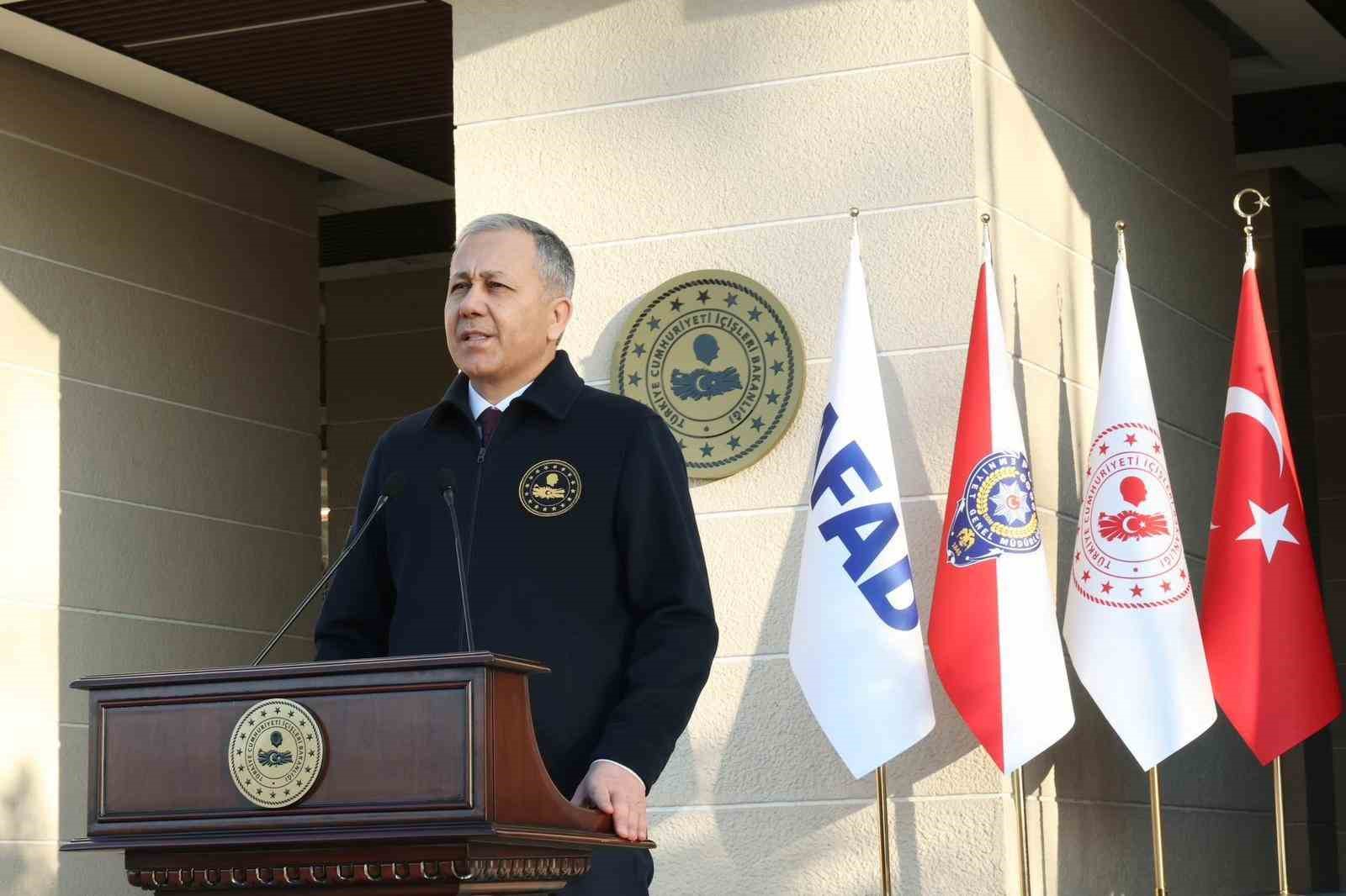 İçişleri Bakanı Yerlikaya: "İzmir merkezli 14 ilde düzenlenen ‘Narkokpan İzmir’ operasyonunda 641 sokak satıcısı gözaltına alındı" 4 icisleri bakani yerlikaya izmir merkezli 14 ilde duzenlenen narkokpan izmir operasyonunda 641 sokak saticisi CsmACRWi