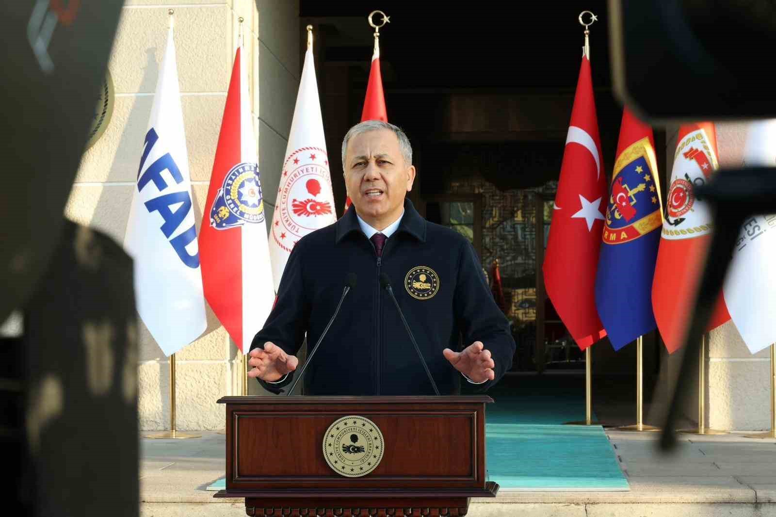 İçişleri Bakanı Yerlikaya: "İzmir merkezli 14 ilde düzenlenen ‘Narkokpan İzmir’ operasyonunda 641 sokak satıcısı gözaltına alındı" 5 icisleri bakani yerlikaya izmir merkezli 14 ilde duzenlenen narkokpan izmir operasyonunda 641 sokak saticisi FbveWVF5