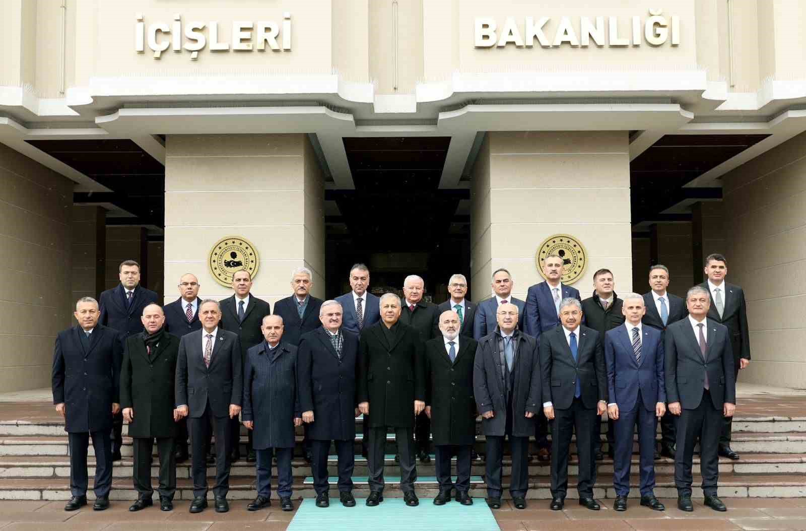 İçişleri Bakanı Yerlikaya, yeni atanan ve görev yerleri değişen valilerle bir araya geldi 4 icisleri bakani yerlikaya yeni atanan ve gorev yerleri degisen valilerle bir araya geldi 0 1j6Lss3y