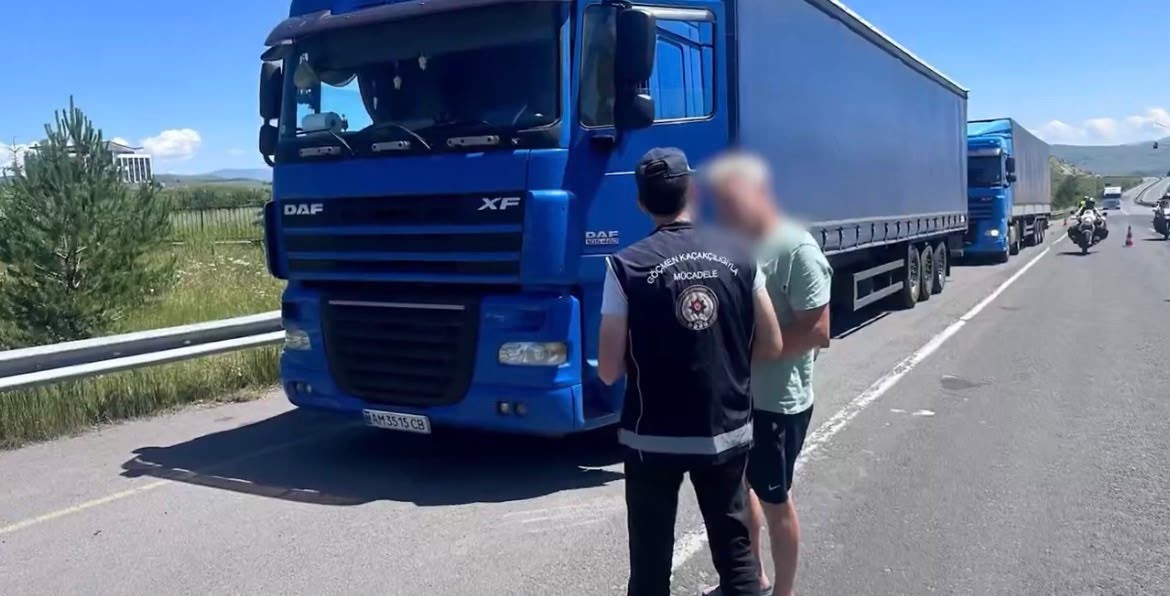 icisleri bakanligi 427 bin 968 kisinin kimlik kontrolunun yapildigi denetimlerde 355 duzensiz gocmen yakalandi ePXAh9hC